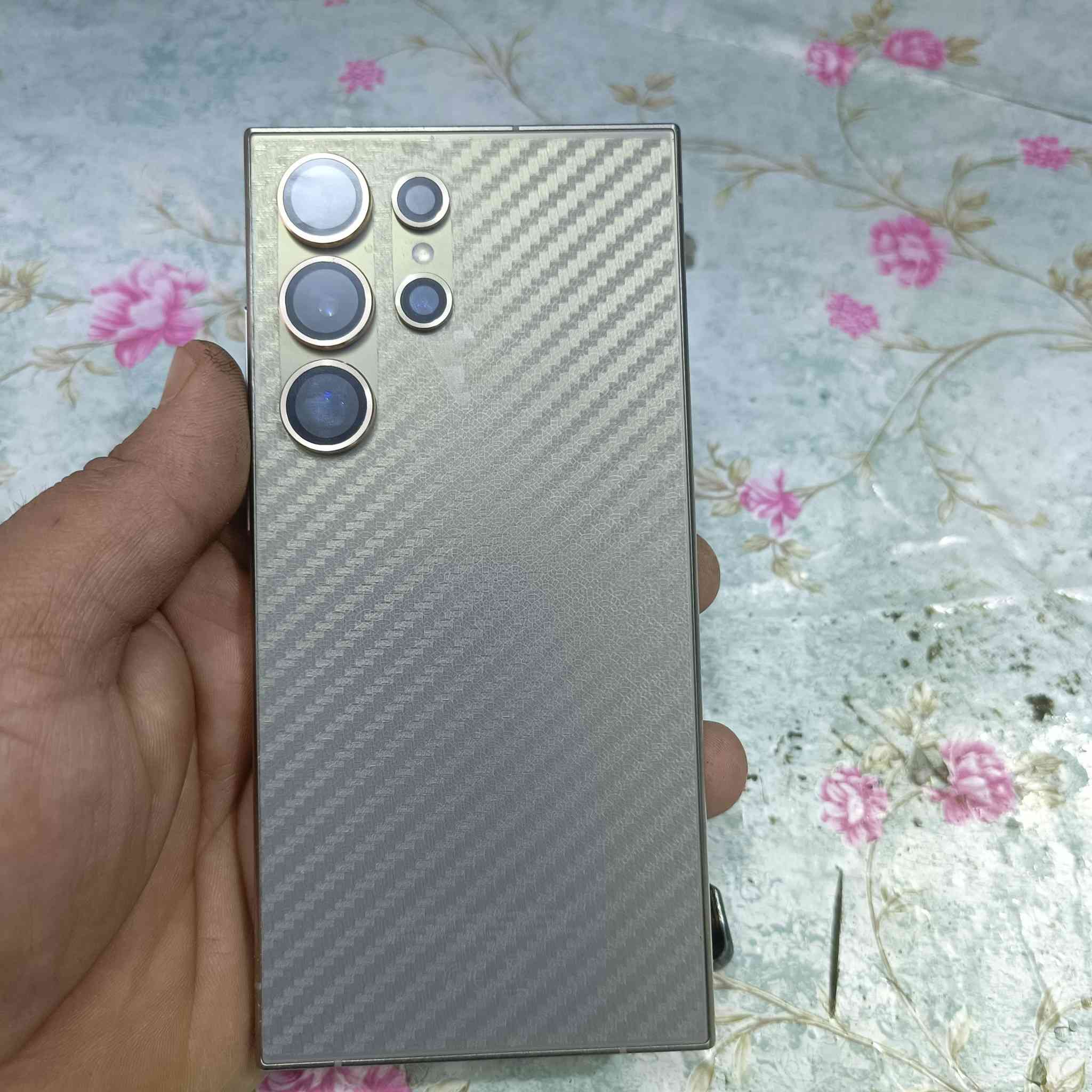 سلام عليكم جهاز24S الترا جهاز نضيف بس الاطار بي زلوغ من كفر ويا شاحنته وكارتونه سعر 900 الشراي يتصل مكلف بنشر ***********
