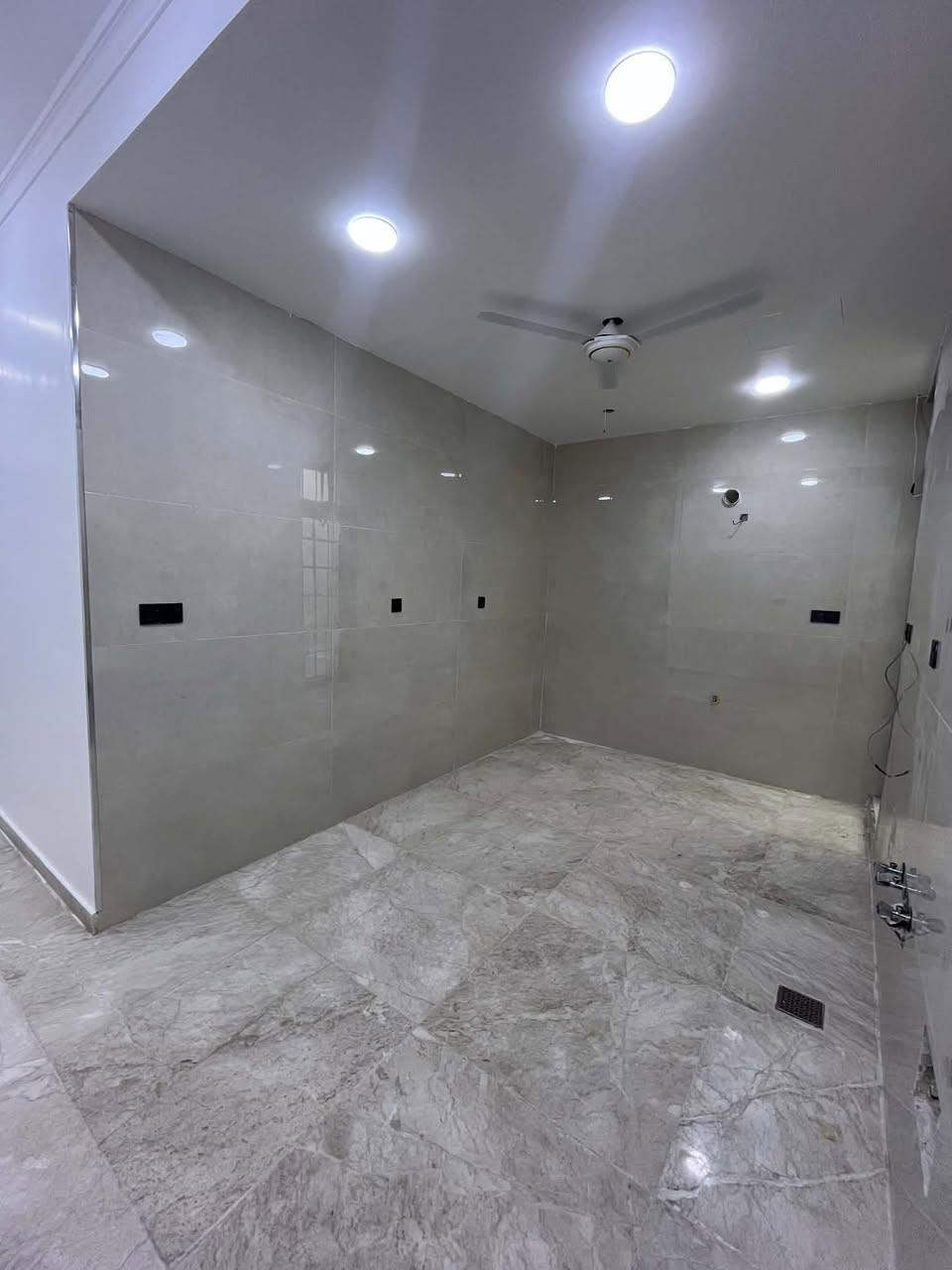 📍المنصور - الداوودي قريب شارع هوم سنتر 

⚡️شقة للإيجار زيرو - مساحة ١٢٠ متر ( طابق اول )

تفاصيلها : غرفتين نوم - صالة - مطبخ - صحيات 

🛑للعوائل فقط 🛑

الايجار : ٩٠٠ الف 

للاستفسار اكثر اتصال + واتساب :

***********
