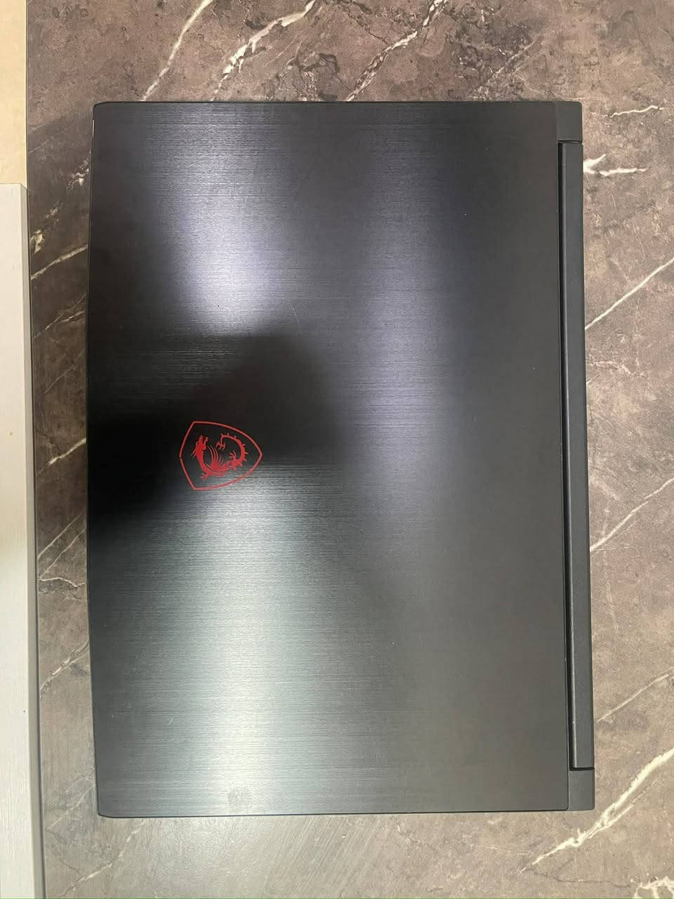 السلام عليكم.. 
للبيع لابتوب قيمنق (MSI Gaming) مستعمل، الجهاز نظيف كلش وبحالة ممتازة وجاهز للاستخدام والألعاب والدراسة.
المواصفات الكاملة للجهاز:
 المعالج: Intel Core i5 (الجيل الحادي عشر)
 كرت الشاشة: NVIDIA GeForce RTX 3050 بمساحة 4G
 الذاكرة العشوائية (الرام): 16GB DDR4 (سلاسة تامة بالالعاب والبرامج)
 الهارد (مساحة التخزين): 512GB NVMe M.2 SSD (سريع جداً بالإقلاع والتحميل)
 الشاشة: بتردد 144Hz (مثالية جداً لألعاب الشوتر والحركة السريعة)
حالة الجهاز: نظيف جداً وشغال 100% بدون أي مشاكل أو عيوب، والفحص مباشر عند الشراء.
السعر: 850,000 دينار عراقي (وبي مجال بسيط للشراي)
للاستفسار: ***********
