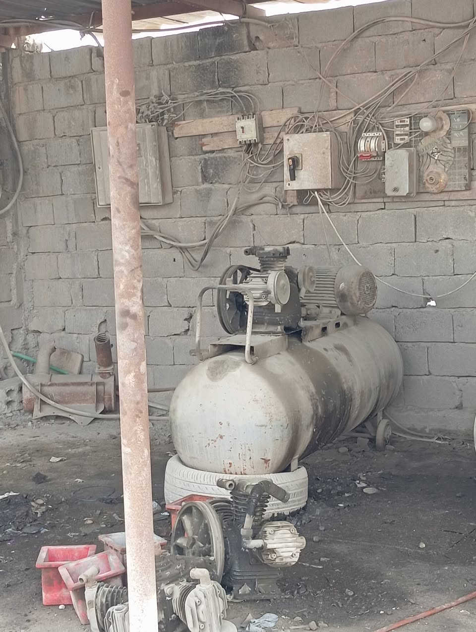 السلام عليكم
غراض محطه غسل للبيع كامله تفاصيل 
بوري غسل  مغلون حديد 
خزان 36 صهريج
رفوف 25 متر طول 3 قطع
مولده كيا شغاله 
مطور ضغط عالي 6 صونده  جديد مستخدم قليل
كمبريس هوى 500 لتر مستخدم  
مكاني حله.. طريق حله ديوانيه. منطقه دبله.
***********
