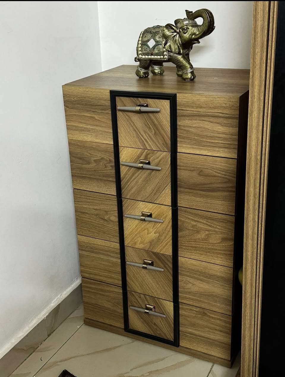 غراض تصفية بيت
غرفة نوم تركية خشبها سويدي لونها صاجي ماخذهة من شركة ايدول غرفة فاخرة خشبها ثقيل جداً وجديدة كلش مابيهة اي ملاحظة ميز تواليت انارتة ليد السعر مليون وربع 
شاشة نوع كوسونيك حجم 42 بدون ريمونت ب 75  بالف قفل بدون عملة  
بوفية تلفزون خشب تركي نظيفة كلش مابيهة اي ملاحظة العرض 180 سنتم الطول 180 ترهملهة شاشة حجم 50 
السعر 250 بيهة مجال بسيط كلش 
ساعة جدارية فيكة السعر 50 الف قفل 
التخم الاحمر تركي نظيف كلش سعرة 250 الف قفل 
التخم النيلي تركي خب ثقيل وتخم تكمة مشتري ب 42 ورقة من العالمية سعرة 350  الف بي مجال بسيط 
مطبخ تركي ب 300  الف بي مجال بسيط  
ميز طعام تركي 6 مقاعد يتكبر ب 100 الف قفل  بدون عملة 
ملاحظة اني مو ابو محل وماعندي توصيل اغلب المسجات تجيني عندك توصيل تجي وتجيب نجار وعمال وياك 
 

مكاني حي الاعلام ***********
