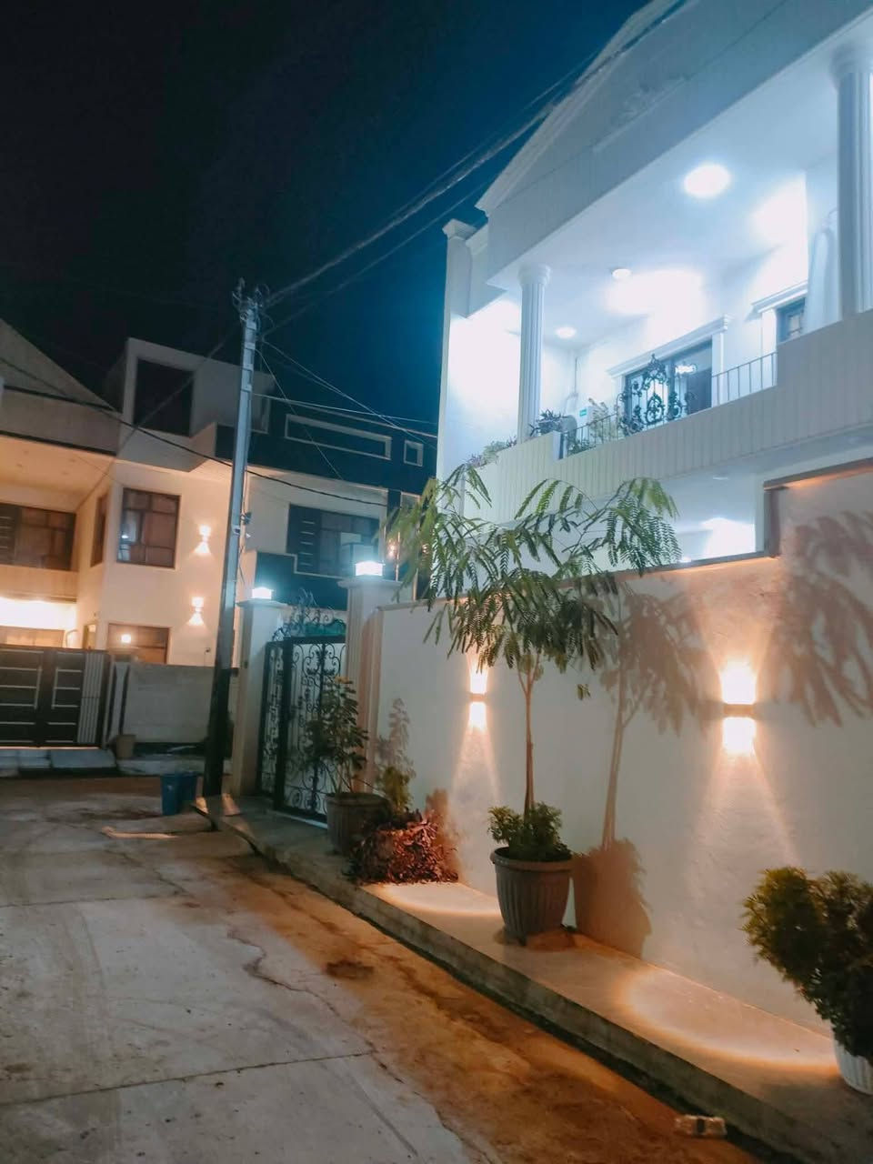 مكتب قصر نينوى العقار 

🏠دارللبيع راكن  – حي الملايين الأولى / قرب جامع الصواف 

المساحة 200م | الواجهة 10م | السند ملك صرف (بستان)

بناء حديث درجة أولى تسلم الدار فوري مع الاثاث

علق بلكمة تم ويوصلك السعر 

• طابق الاول : استقبال، هول، مطبخ، غرفة نوم، صحيات داخلية وخارجية
• طابق ثاني: 3 غرف نوم، هول، صحيات
🏗️ بناء راقي وعملي

📞 ***********

📞***********واتساب
