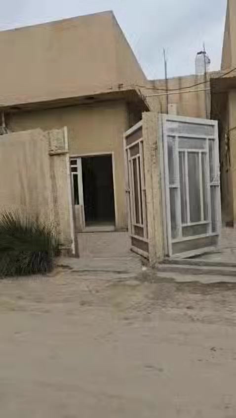 السلام عليكم مشتملات للبيع مساحه كل واحد 130بناء نضيف واضح بالفيديو تريد واحد هم نبيع 
السعر 60  او بي مجال للمشتمل الواحد طابو زراعي سند 25 تحويل مباشر العنوان شارع بزل حجي علي الشارع الرئيسي لمدخل العلويه شريفه عليها السلام للاستفسار الاتصال 
***********
***********
أو زياره مكتب 🛣️ السور الامين شارع 100قرب مدرسه الطفوف
