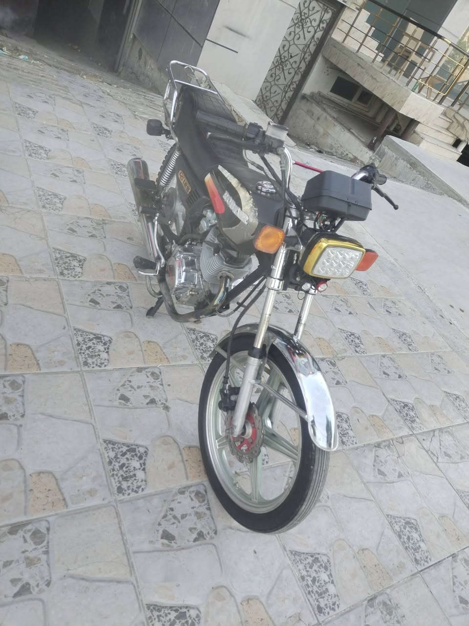 للبيع متور روبار ٥ غيارات. موديل ٢٠١٧ المكنه قويه وع لفحص معها وراقها مطلوب ٣٥٠. الف دينار دواليب طارات جداد. تعا فحصا وشوف تواصل ***********
