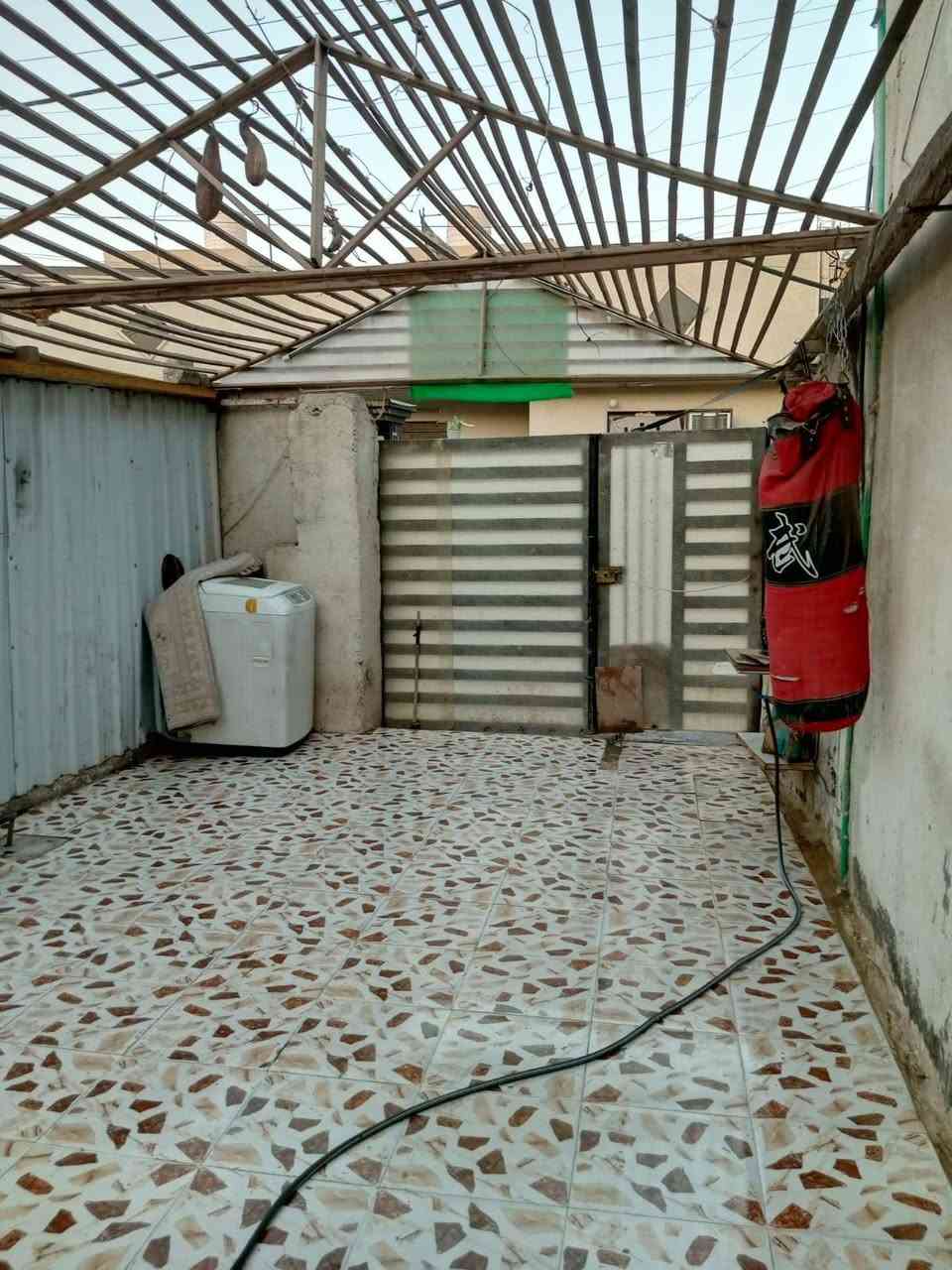 السلام عليكم بيت مساحه 300 الكرغوليه خلف مول الامراء بناء 155 والحديقه 145 غرفه نوم بيه حمام ومطبخ والحولي والصحيات والهول وستقبال وصحيات  والحديقه بيه محل وصحيات وجلسه عربيه وغرفه صغيره وخلف للغساله والتنور  السعر 145 هاتف***********
