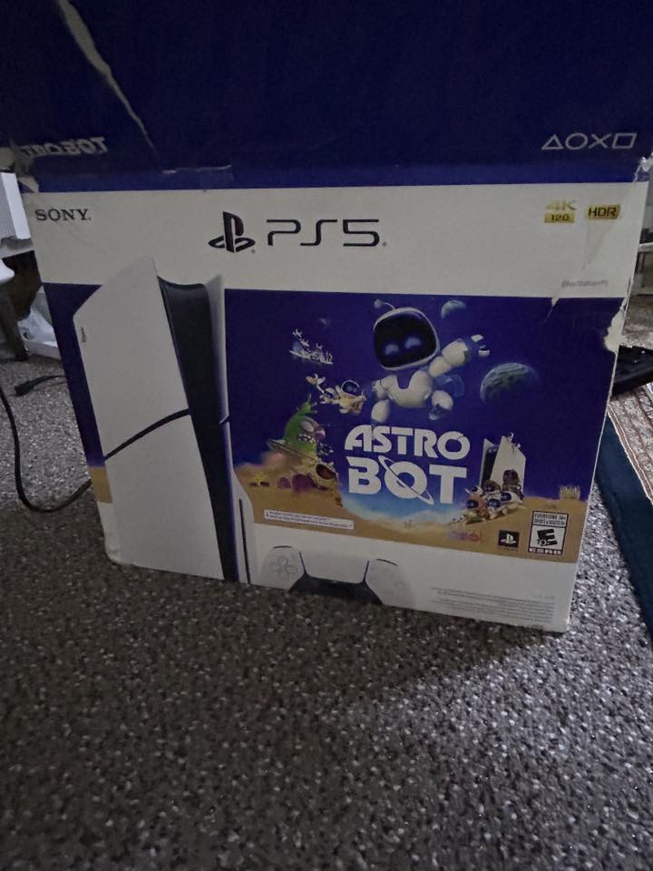 سلام عليكم 
PS5 slim britany 1TB
FiFA 26 lagala +GTA lagala 
Tanga dw mang eshy krdwa 

2 Dasky belady lagala
Standy lagala 
UPS 1500 
Kbly 4K lagala
Hamwy kartony xoy mawa zor pak mawatawa
Nrx 440 dolar 
***********
Kalar
