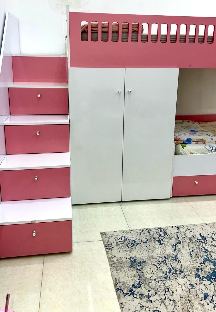 سرير طابقين فصال خاص مو مال سوك ويه ملحق كنتور وجرارات تخزين على طول الدرج واسفل السرير الارضي
قياس ستاندر يعني كبار واطفال يصير 
قياس السرير العرض الكلي ٣ امتار و٤٠ سم 
المكان البصرة التنومة الاكوات  للتواصل ***********