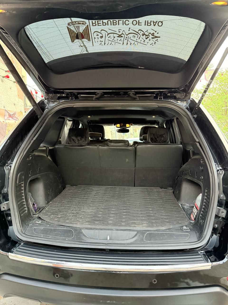 السلام عليكم
جيب لاريدو لمتدد حجم المحرك 3600 

رادار خلفي توقف ذاتي اربع انطمه قياده 
اربع قطع تبريد تدفئه مقاعد 
ستيرن كهربائي رادارات مري تحديد مسار
حجم الويل 18 بلادي 
تنته سقف 
المسافه المقطوعه 120km
شاشه بلادي 
تدفئه ستيرن
كشنات كهرباء 
لايت زنون 
السياره وارد امريكي 
الحادث مالته دعاميه وبنيد مبدل البنيد مال SRT ابو الفتحتين 
السياره خير من الله ما نقصه شي 
الاستفسار ***********
