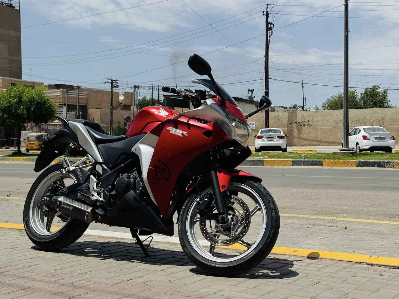 السلام عليكم
Cbr 250 rr
دراجه مكفوله كير مكينه خير من الله 
كل نقص مابيها من عدى بريك خلفي 
تاير خلفي جديد 
نوزل جديد 
صالنصه جديده صوتها كلش حلو 
مكينه بلجيس لا مفتوحه ولا ابد !
السعر مليون و ٩٥٠ماكو بهيج سعر وهيج نضافه
مكاني غزاليه 
رقمي *********** 
متواجد واتساب فقط
