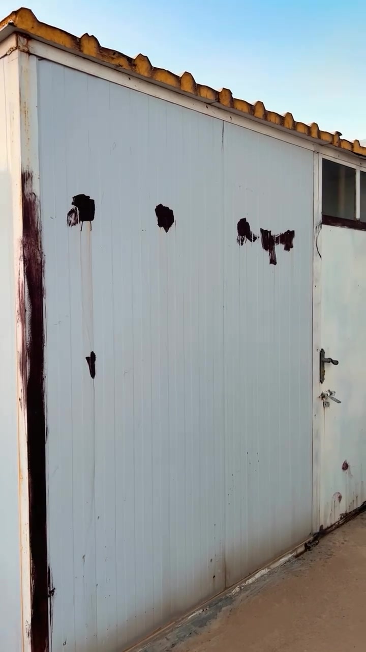 غرفه سندويج بنل مساحته  3ب3 نظبف كلش مرتب مو قديم هذا سود موجود عليه صبغ اسود للاستفسار  اتصل ***********
