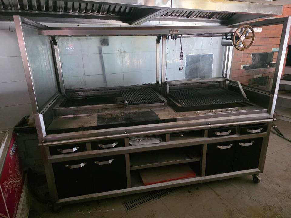 السلام عليكم للبيع شوايه صناعه تركيه 
فرن مال شوي صناعه تركيه 
استخدام قليل جداً النضافه  95‎%‎
للاستفسار الاتصال ع الرقم 
***********
