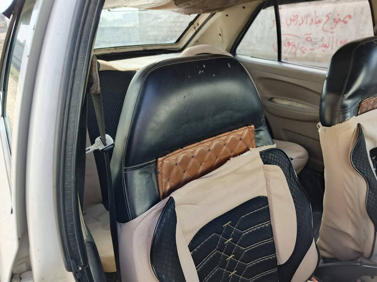 السلام عليكم للبيع سيات نضيفه محرك وكير شرط خيسانات مابيها قطره غرفتها شويه يعوزها ترتيب ورقم نكليزي كابون
بيها 
السعر 25بيها مجال ***********
***********1
