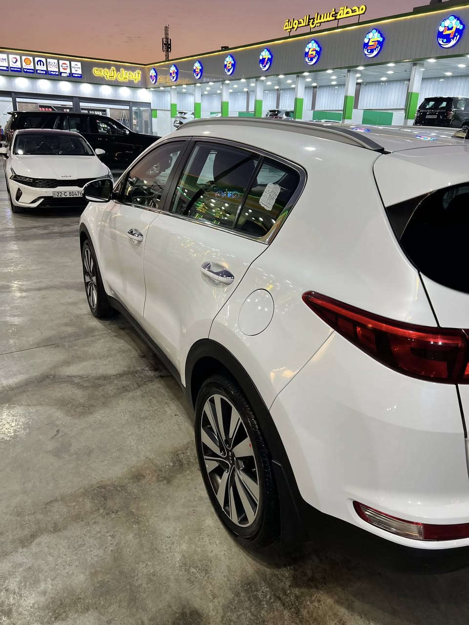 السلام عليكم 
سيارة كيا سبورتج 
موديل 2018 خليجي 
موصفات سيارة 
شاشة
 كامرة خلفية 
وحساسات امامية خلفية 
3 وضعيات قيادة 
سبورت وقتصادي وعادي 
تبريد قطعتين 
منظومة زنون 
تخم تاير جديد 
صدر جديد 
السيارة مكفولة من الصبغ والبارد 
السعر 180$
***********
***********
العنوان البلديات
