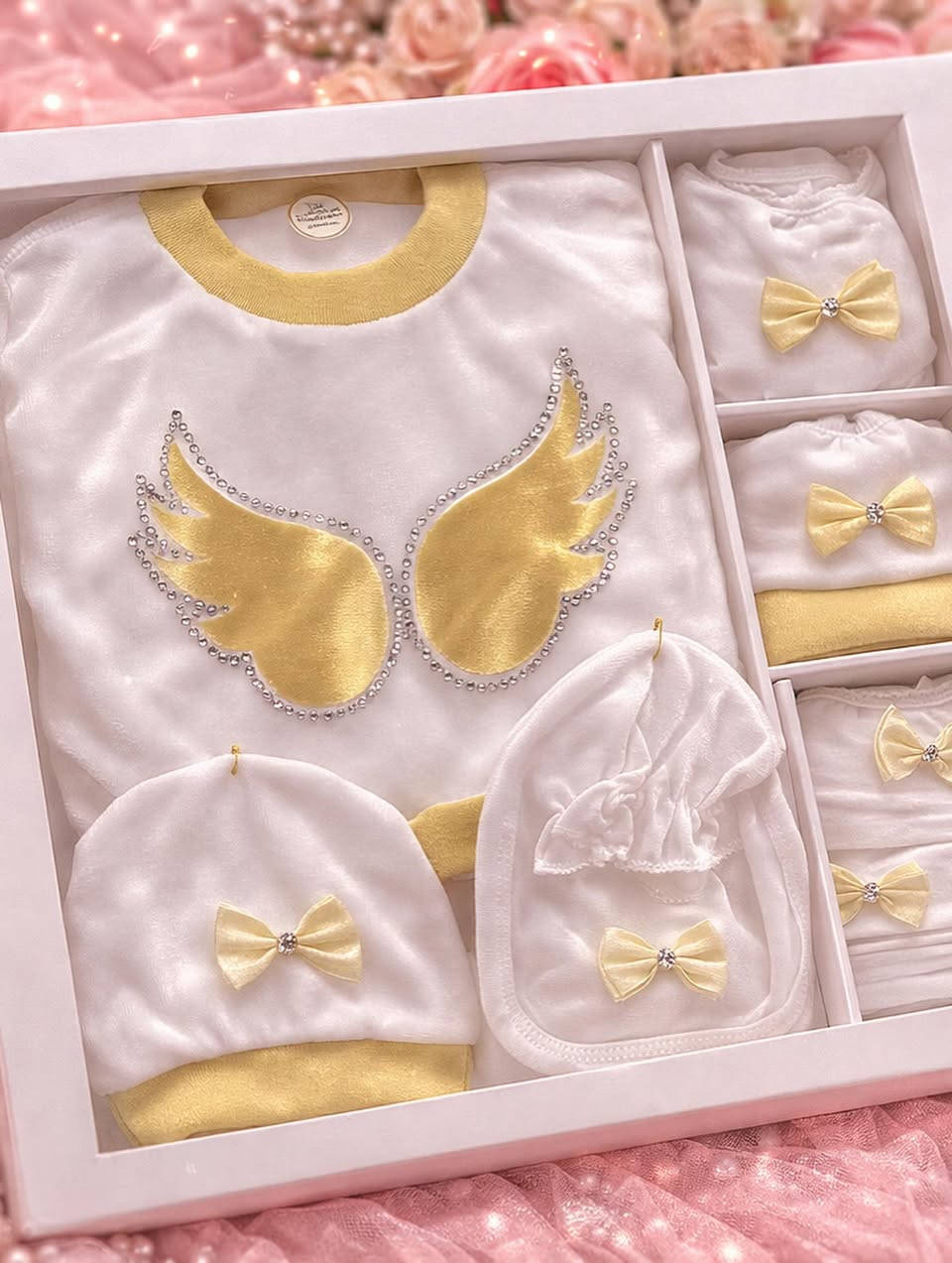 ✨ سيت مواليد ملكي ✨  

إذا تدورين هدية مرتبة وتفتح النفس 👑🎀  
هذا السيت يجي كامل بكل احتياجات البيبي داخل علبة فخمة وجاهزة للإهداء 💝  

✔️ قطن ناعم ومريح على بشرة الطفل  
✔️ تطريز تاج ملكي بتفاصيل راقية  
✔️ ترتيب أنيق داخل بوكس شفاف  
✔️ مناسب للزيارة والولادة والهدايا  

اختيار مثالي يخلي هديتك مميزة ومختلفة 👶💖  

📍 الأنبار – راوه – راوه الجديدة – الشارع العام – نهاية الشارع مقابل مولدة عمر جوهر


**إذا كنت صاحب هذا الإعلان وتريد حذفه لأي سبب، رجاءا أرسل رسالة إلى الدعم الفني**