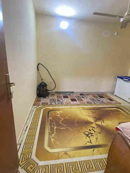 توجد شقه للبيع طابق وسط ديلوكس فئة A  حره مامطلوبه للسكان مساحه ١٥٠متر تتكون الشقه من ٣غرف وستقبال وصاله ومطبخ ومخزن و3بلكونات وصحيات عدد2 شقه جدا نضيفه سعرها ٣٥العنوان سماوه مجمع ام العصافير الشقق الجدد للاستفسار الاتصال على الرقم ***********
