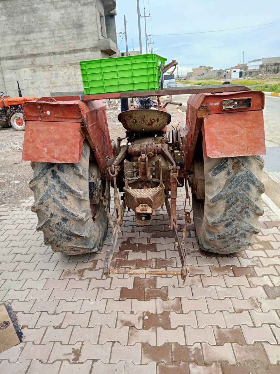 مكينه عنتر للبيع موديل 82 تاير حجم 30 للاستفسار اتصل على الرقم ***********
