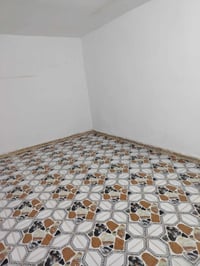بيت للأيجار حي العسكري خلف المستوصف مساحه ٣٠٠ متر يحتوي عله ٣ غرف وصال...