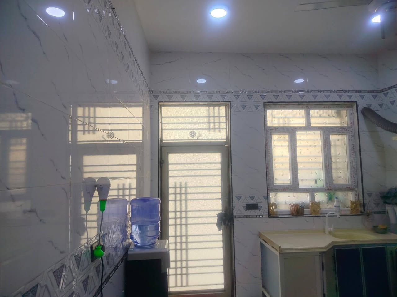 ياالله اللهم صلى على محمد وال محمد 
بيت  للبيع بالمهيديه زراعي بي وصل ططويب مقابيل التانكي العمارات السكنيه مساحة البيت 200متر 
البيت بناء حديث قبل سنه من كمل الاستفسار اكثر اتصال على الرقم ***********5
