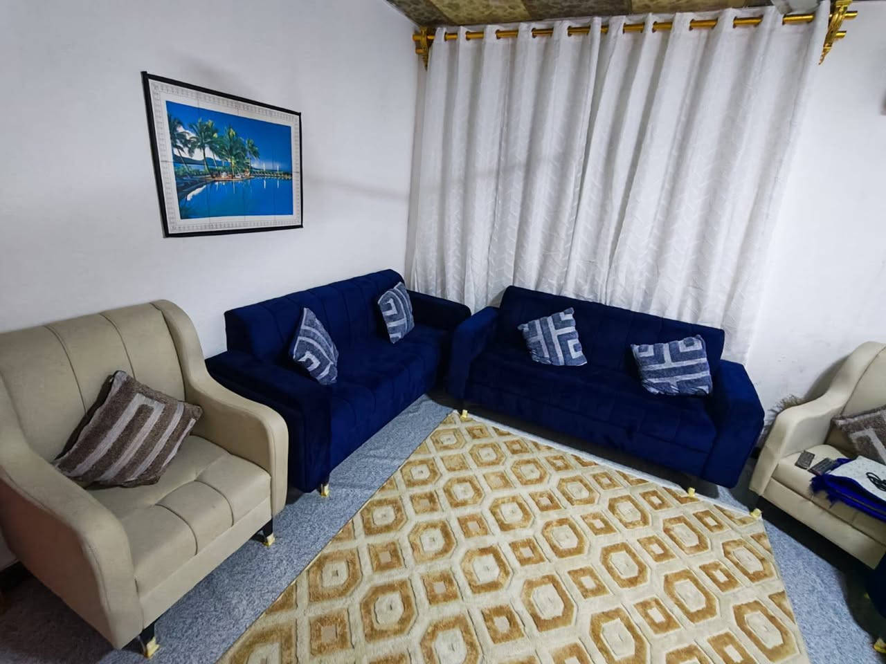 قنفات البيع تركي لون نيلي وبيجي مخادهم نيلي وبيجي ستخدام شهر فقط نضاف ومابيهم كسر ولا شك ولا اي شيء سعرهم575 الف عنواني بصرة قبلة حي مهندسين سبب بيع اريد اشيل من شقة طابق ثاني 
رقم الهاتف وتساب ***********
