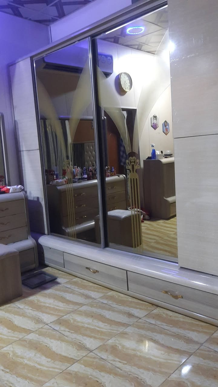 غرفه ضخمه خشبهااضداالمي وجامهااضدالكسرررنضافتهااا٩٥بال١٠٠جداحلؤه  وضخمه يحتاجلهااغرفه مساحه اكبررلذلك اريدابيعهاااسعرهااا١٨٠٠الشراي فقط يراسلناااا***********بغدادالجديده

