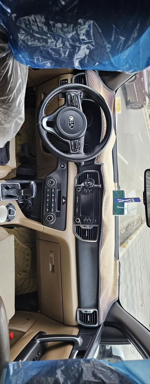 كيا سبورتج 2017 خليجي
مكفولة من الصبغ والضربة 
السيارة بيها بارد بسيط باب الخلفي اليمنه
سيارة بصمة وداخل بيجي جلد لونين مري شفط وتبريد قطعتين وكشنات كهرباء 
السيارة فول مواصفات عدا فتحة البانوراما
ماشية 108الف  كيلو 
ب185 ورقة بيها مجال بسيط

للتواصل ‭0784 228 8299‬
