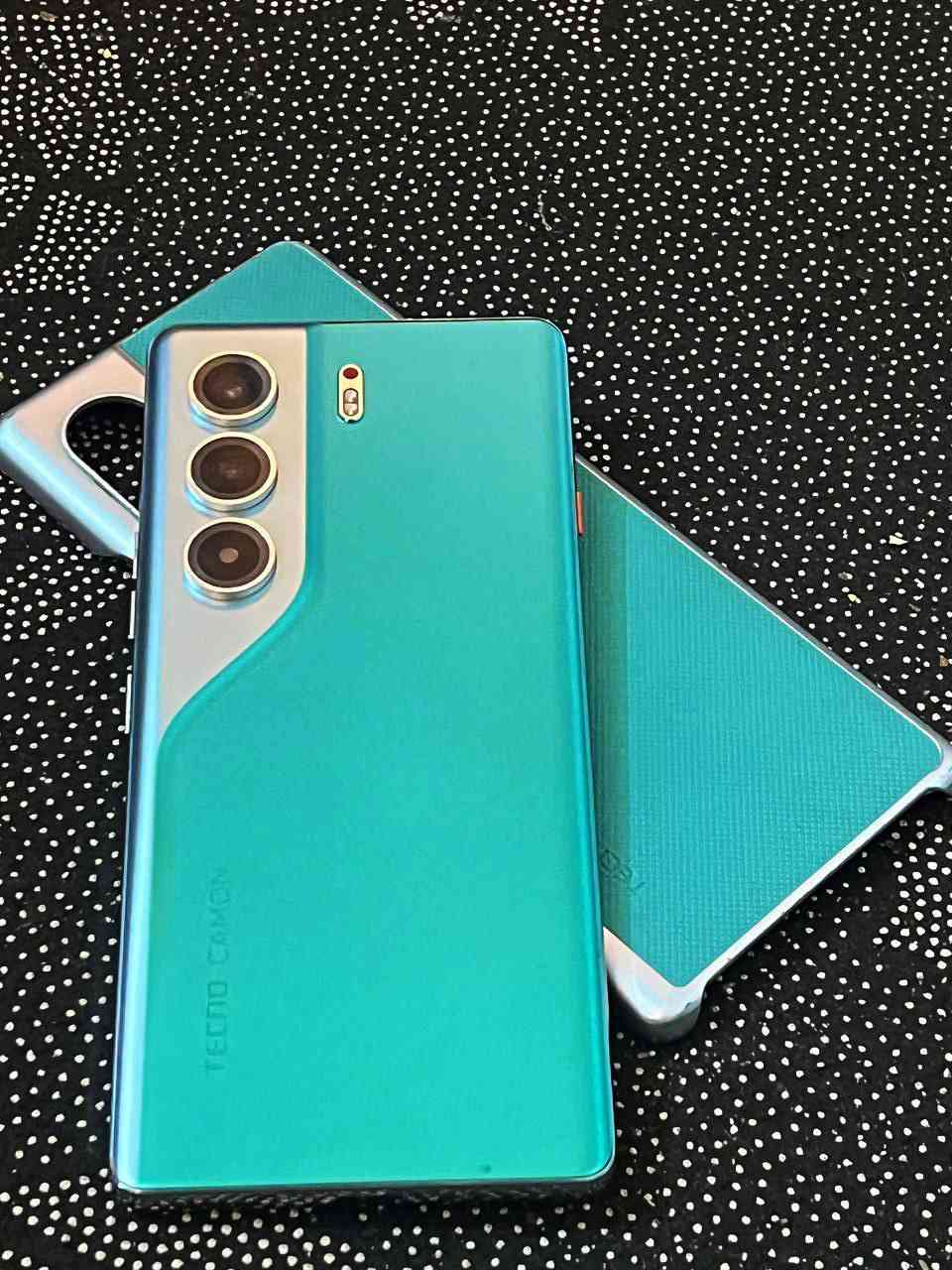 السلام عليكم
جهاز كامون 40برو 5G 
جهاز امانت الله ورسوله نضيف كلش ملحقات كامله 
حبيت اخذ ايفون وبيعه ذاكرة ٢٥٦ ما مفتوح ابد مكاني بغداد الشعب السعر ٢٥٠ الف ***********
