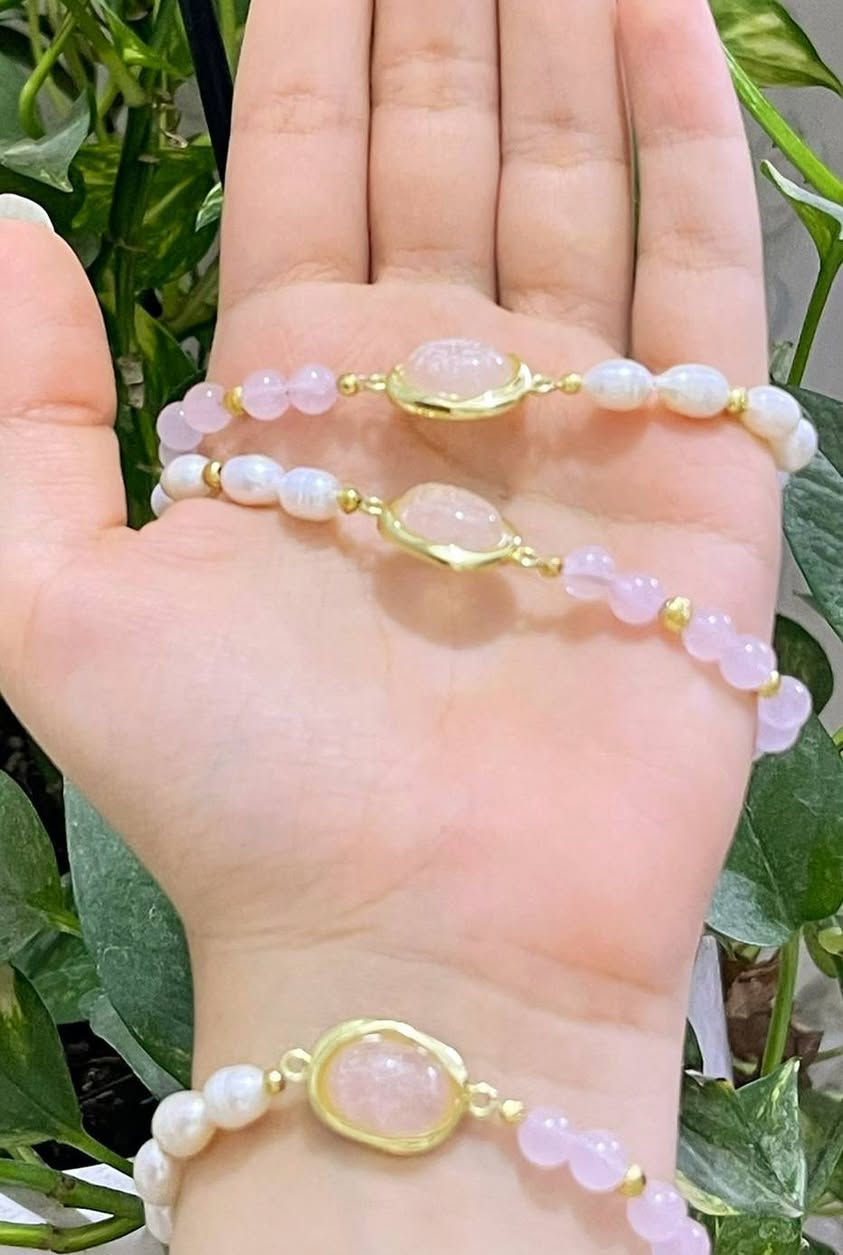 الروز كوارتز  😍🥰
( واتساب الصفحه )
***********

حجر الحب العالمي 
حجر  السلام الوئام 
حجر المودة والتشافي
حجر التقرب والإنسجام 
حجر الراحه والإسترخاء 
حجر الجمال والنظارة 
حجر الشباب والنشاط 
هو حجر الحب اللامشروط وحجر شفاء القلب والعلاقات والسلام اللانهائي ، يعتبر أقوى حجر لشفاء القلب وتطهير شاكرا القلب ، وهو حجر جذب العلاقات العاطفية وتقويتها وتعزيز العلاقات وبناء التناغم والثقة والإنسجام فيها ، كذلك الروز كوارتز يعزز حبك لذاتك والسلام الداخلي .
مرتبط بشاكرا القلب يساعد على التعاطف والحب اللامشروط ويعزز الحدس للمشاعر . 
يساعدك في بناء العلاقات الجيده والتواصل بحب مع الآخرين  ويجذب الشريك المناسب لك . 
يعطي نظاره للبشره  إذا وضع عليها لمده  ١٥  دقيقه أو دُلك بها الوجه والرقبه فهو يشد البشره ويعطيها بريق ونظارة ويعيد بناء الأنسجة التالفه 
ويشد الجلد ويعالج  التجاعيد .
يوضع في ركن الحب والعلاقات الجنوب غربي لتنشيطه وتعزيزه في بناء وتحسين العلاقات وتقويه الحب والجذب  .
كما يمكن وضعه في غرفه النوم ليساعد على الراحه والإسترخاء والنوم العميق  .
💞🌹⚘️

التوصيل داخل العراق فقط ولا يوجد شحن دولي  .
