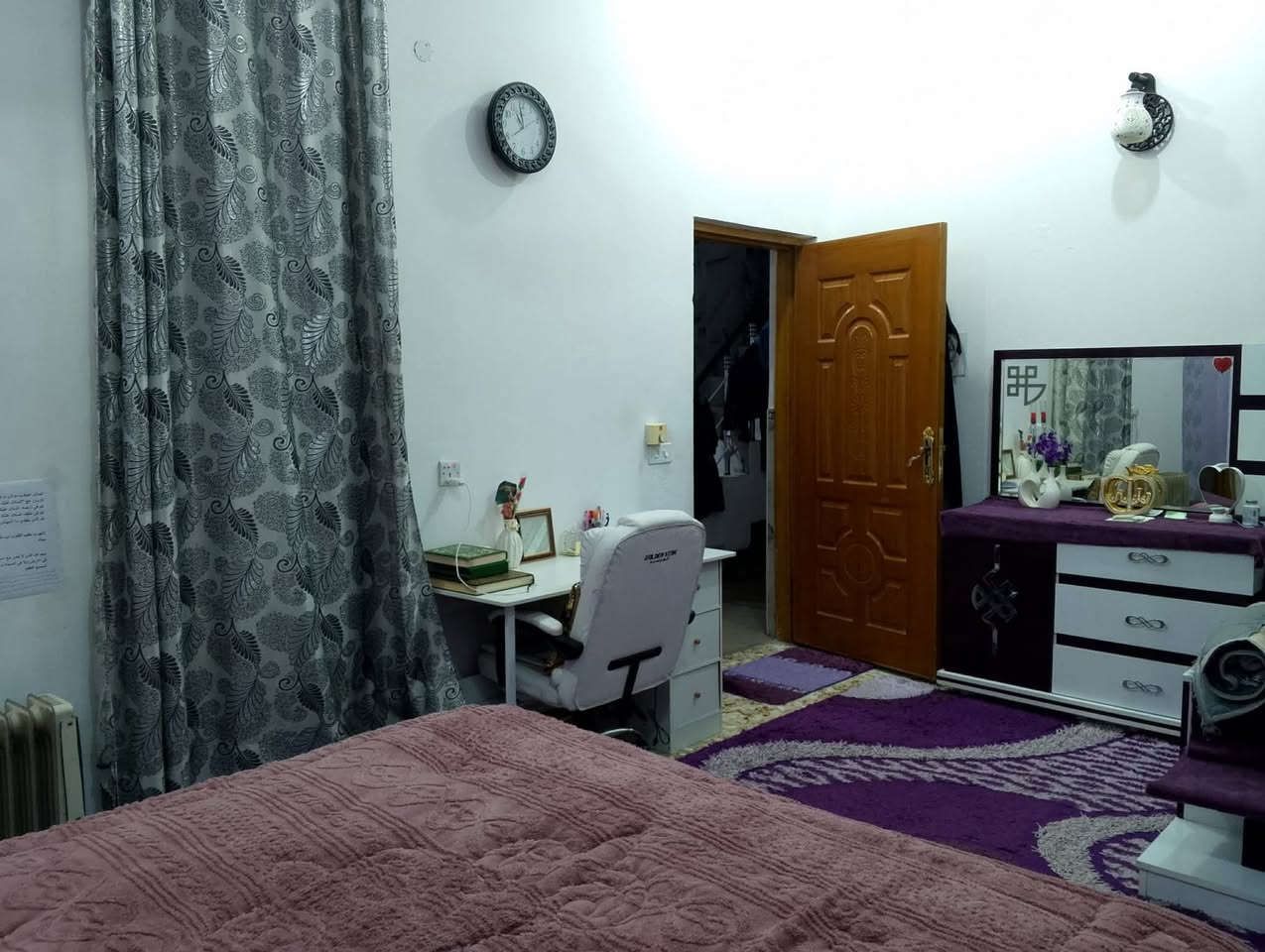 السلام عليكم 
للبيع 
بيت بناء 2020 المساحة 136 الشارع خلف فرح مول 
طابقين 
الطابق الاول براني ومطبخ وهول وغرفتين وصحيات وتهويات اثنين وطارمة صغيرة 

الطابق الثاني غرفتين وصحيات وبيتونه كاملات 

اضافة الى باقي المساحة مبني فوكهه قاعة جبيرة واصلة للسكف تصلح تصير شقة معزولة عن البيت للاستثمار 

مكتب ظلال الخير 
بدايه شارع الفنادق مقابل صيدلية المراد 
***********
