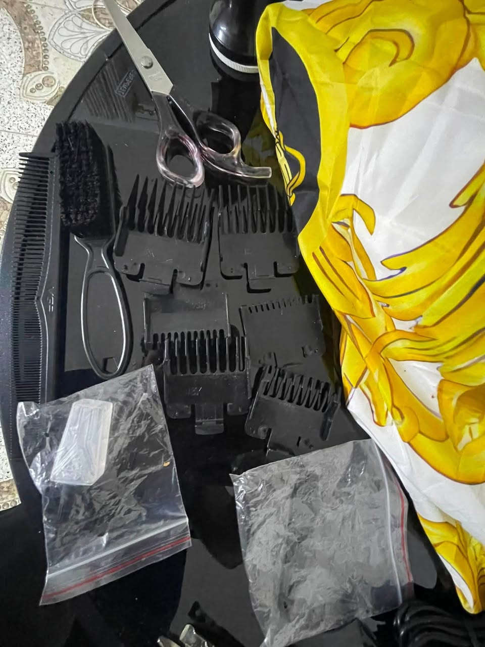 السلام عليكم 
عده حلاقه كامله للبيع
مكينه حلاقه كبيرهVGR
مكينه صفر وتحديد VGR
مقص✂️ 
نمر عدد6 لكل القياسات
كيبل شحن للمكينه
فرجه تنظيف المكينه 
فرجه تنظيف الرقبه 2
بخاخ ماي
فوطه روب حلاقه 

للتواصل خاص 
او ع رقم ***********وبي واتساب
