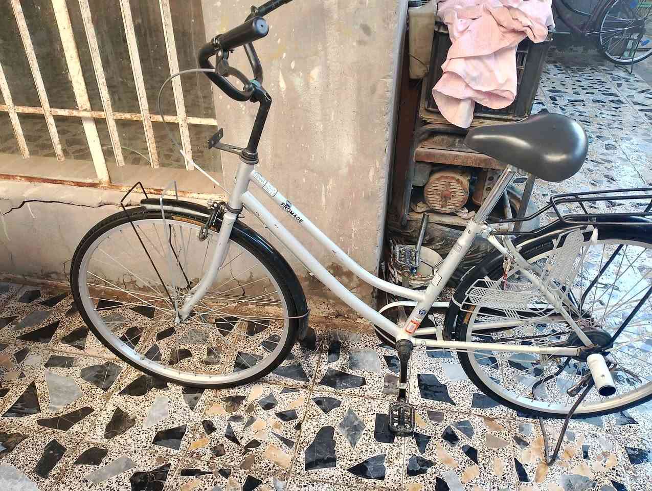 للبيع ب 90 وبي مجال خير من الله
مكان شطره شارع الكص 
للتواصل ***********
او مراسله عل خاص
ماعوزه شي موديل 16 اعتقد 
منغل مابدل بي شي حاويه
