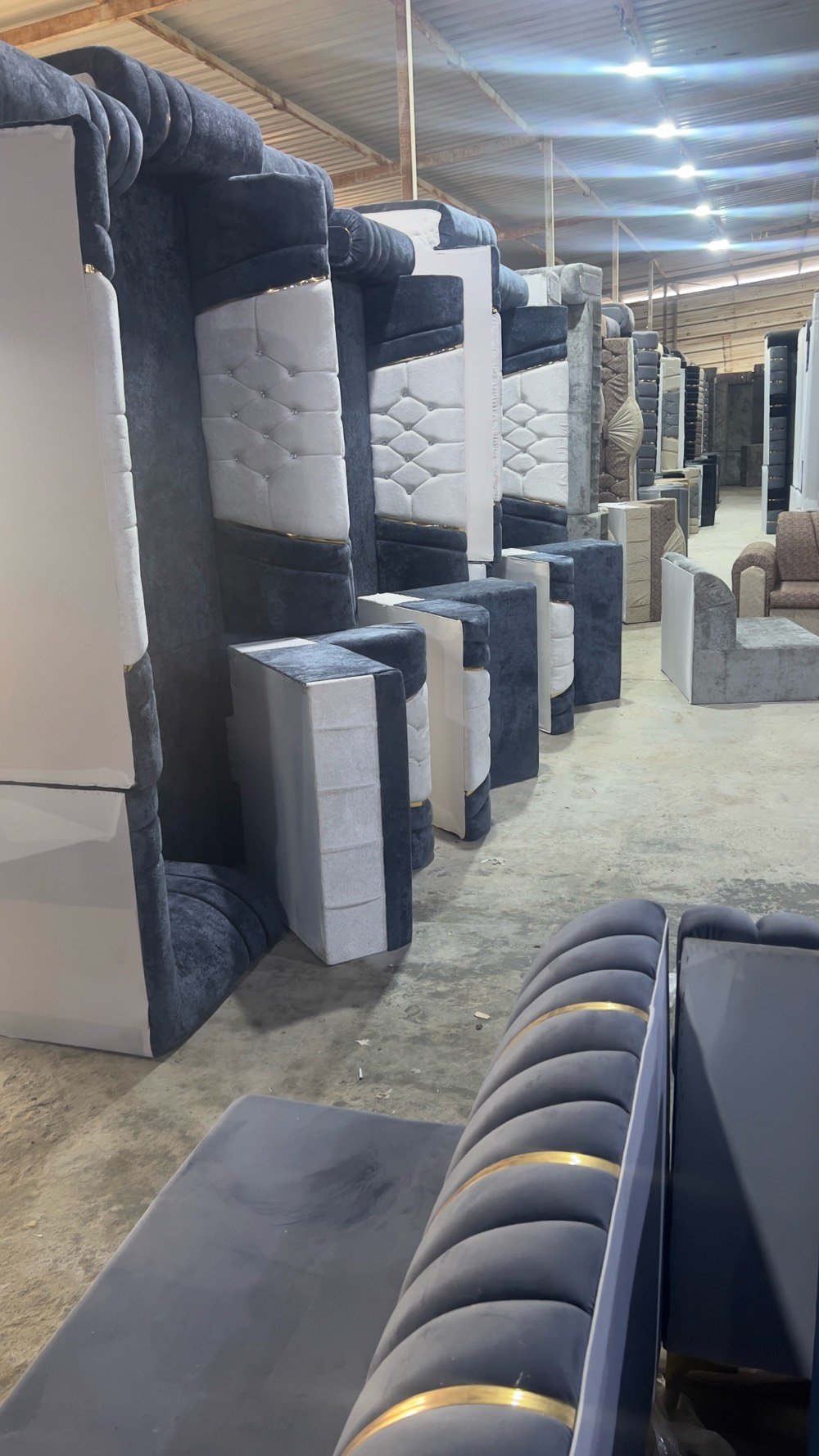 ديوان 10 متر 16 مقعد جديد جميع الأقمشة درجة اولى للحجز وتساب يوجد توصيل 