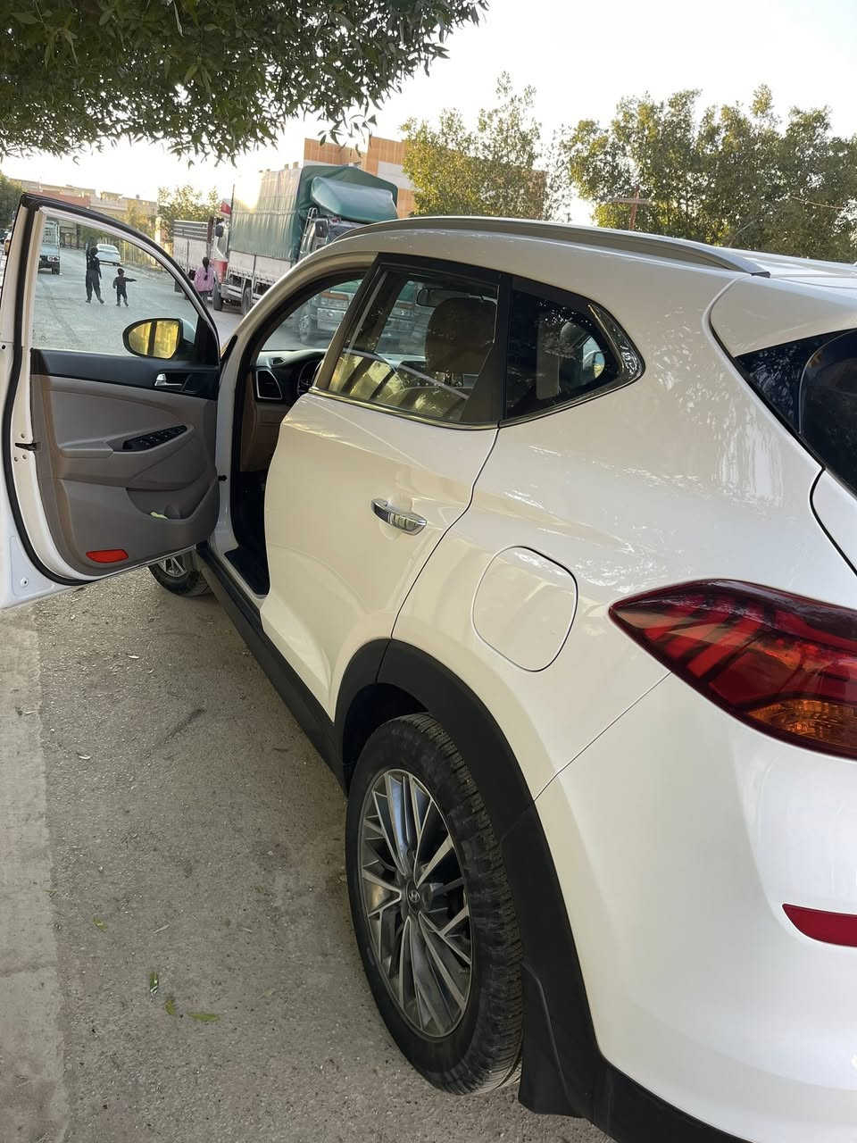 السلام عليكم توسان خليجي للبيع 2019بيها تبديل فقط بنيد اثر طخة وتبدل بدون دواخل مكفولة شواصي لغود كلة كفالة سيارة جديدة شركةالكاصد بصمه 5عدسات شاشة كامرة دوارة ابواب بصمة جديدة احله من صوره ماشية 70حقيقي كير مكينة تبريد تخم تاير كلة شركة جديده سيارة باسمي لسعر185وبيها مجال قليل مكان تقاطع درويش ***********
