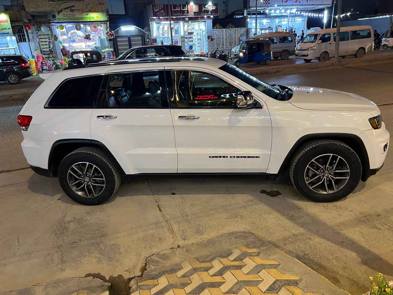 Jeep لمتد فوول 1/1   2017  6V   3600
داخله للعراق كلين تايتل بدون حادث بالعراق صار بيها جاملغ صبغ عكس السايق أثر شخط
السيارة كلها كفالة من البارد والتبديل والضربة
السيارة جديدة كلش
تخم تاير
حدادية جديدة
كير +مكينة كفالة
تبريد تدفئة
غرفة جلد اسود
بانوراما
شاشة كبيرة
تحكمات ستيرن كاملة
صندوق كهرباء
تشغيل عن بعد
نضام ترحيب عند الاقتراب
وبعد بيها هواي مواصفات
رقم أربيل بأسمي تحويل ثاني يوم
سعرها / 235 وبيها مجال بسيط 
مكاني بابل المسيب
***********
***********
غير متواجد على النت
