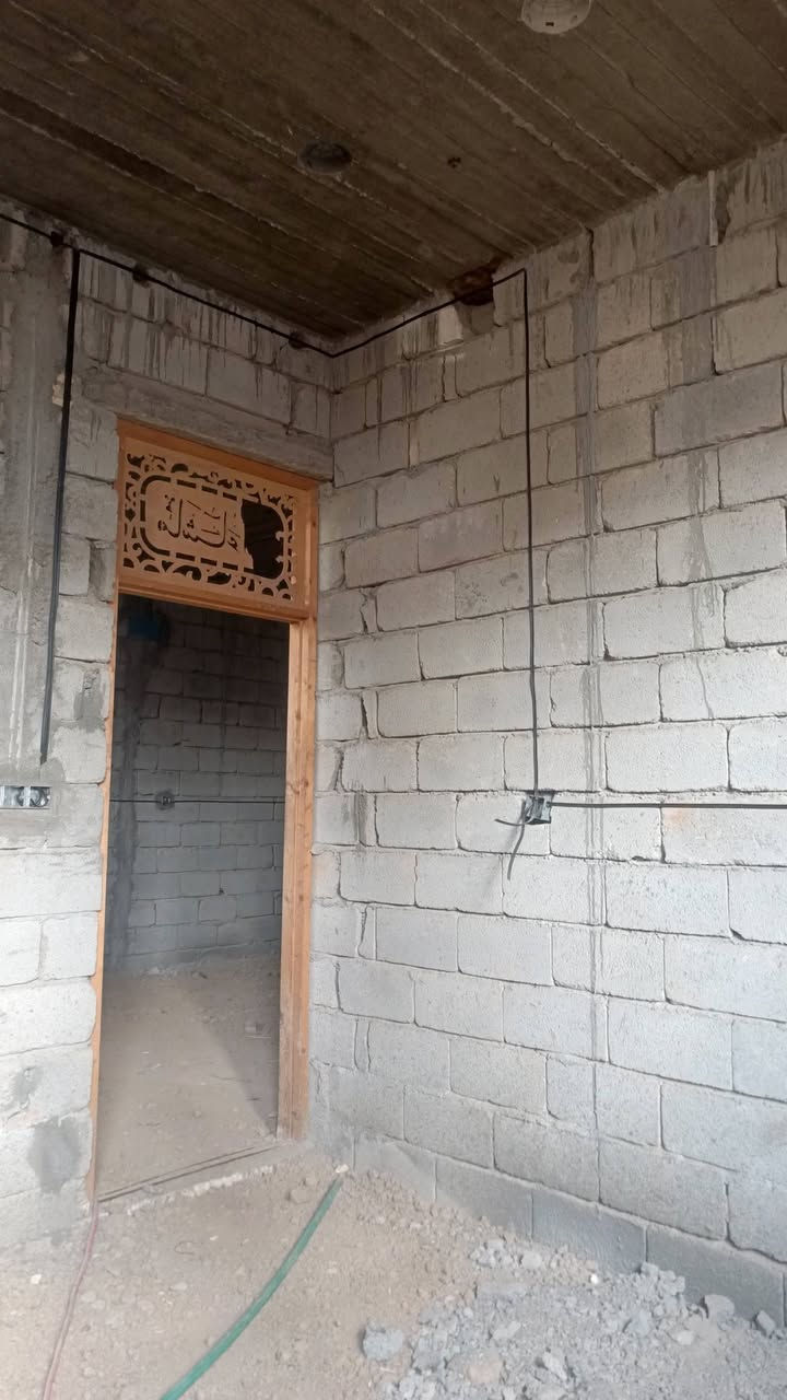 اسلام عليكم هيكل كامل من كل نواحي مساحه 160 ماء مجاري كهرباء تبليط شارع 10 متر ركن على ثلاث شوارع استفسار تصال على *********** بني روما قرب جامع الفرقان
