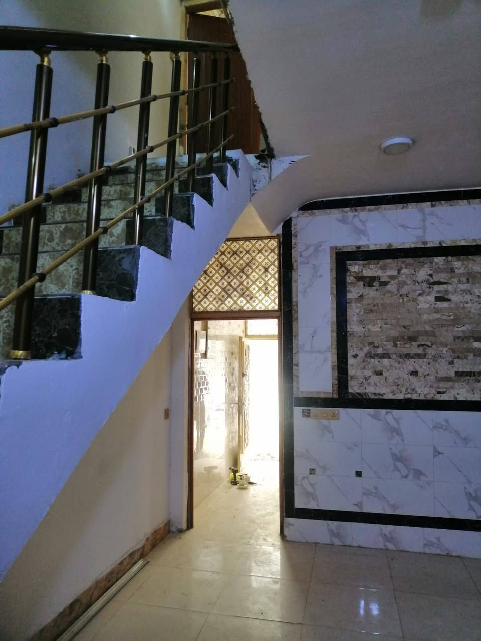 السلام عليكم بيت اجار شارع ابوطالب مقابيل حي شرطه مقابيل المدارس 
 ((٦٠ متر)) طابقين غرفتين بطابق ثاني وسويت ايجاره بشهر
(( 325 الف)) 
شارع ابو طالب 
@إشارة  
‏‪***********‬‏
