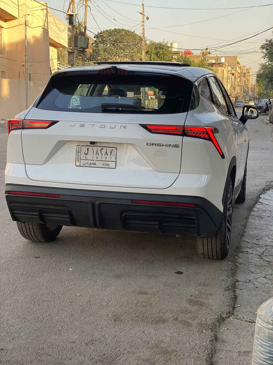 🚗 للبيع: جيتور داشينج 2024 - فول مواصفات (فئة لكجري Luxury) 🚗
السلام عليكم، للبيع سيارة جيتور داشينج (Jetour Dashing) موديل 2024  ، السيارة بحالة ممتازة جداً وتحت الضمان وبحالة الوكالة.
📌 التفاصيل والمواصفات:

الفئة: لكجري Luxury (أعلى فئة - فول مواصفات).
المحرك: 1.6T توربو (قوة ونشاط ممتاز).

اللون الخارجي: أبيض (مكفول من الصبغ والحوادث).
المسافة المقطوعة (الممشى): 31,000 كم فقط.
الحالة: سليمة تماماً وبحالة الوكالة (جاهزة من كل النواحي).
الضمان: السيارة تحت ضمان الوكيل الرسمي ومستمرة بالصيانة الدورية.
✨ أبرز مواصفات فئة اللكجري:
شاشة عملاقة تدعم نظام الترفيه والخرائط.
كاميرات محيطية 360 درجة بوضوح عالي.
رادارات أمامية وخلفية مع نظام تحديد المسار وتنبيه التصادم.
سقف بانوراما بالكامل.
كراسي جلد كهربائية مع ميزة التدفئة والتبريد.
إنارة محيطية (Ambient Light) مميزة.
صندوق خلفي يفتح كهربائياً.
💵 السعر المطلـوب:
 26 مليون دينار  (وبيه مجال بسيط للشراي المعتمد بعد المعاينة).
📍 مكان تواجد السيارة: بغداد / البياع
📞 للاستفسار والاتصال: [ *********** ]

