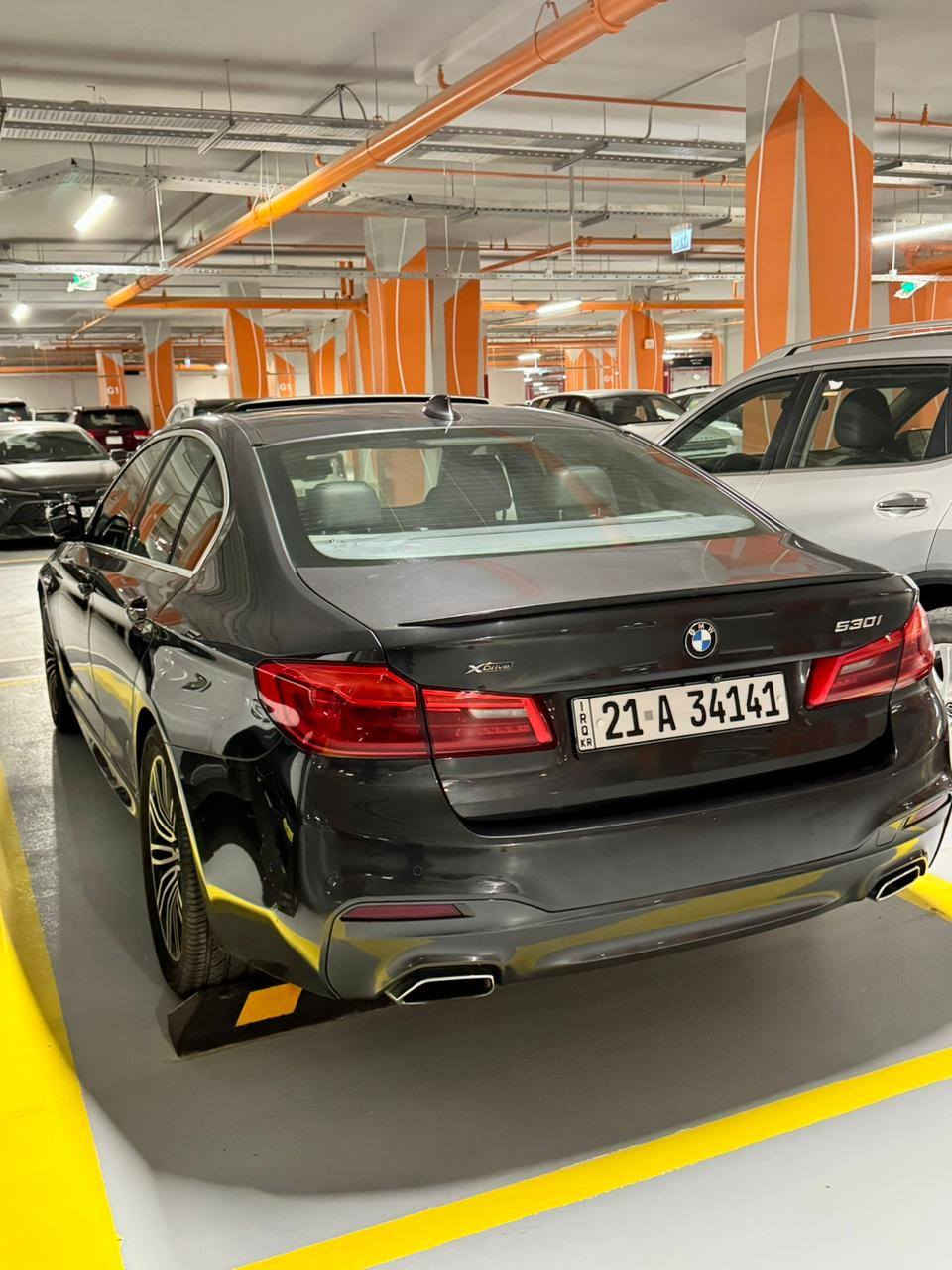 بي ام دبليو 530 i 

* شاشة كبيرة مع نظام iDrive
* نظام ملاحة (Navigation)
* كاميرا خلفية + حساسات أمامية وخلفية
* فتحة سقف
* مقاعد جلد كهربائية مع ذاكرة
* تدفئة مقاعد
* نظام صوتي عالي الجودة
* إضاءة داخلية محيطية (Ambient Lighting)
* تشغيل بصمة + دخول ذكي
* كروز كنترول
* شاشة عدادات ديجيتال
* تكييف أوتوماتيك ثنائي التحكم
مسجلة في وكالة العروش وارد كندي

رقم صاحب سيارة ***********
