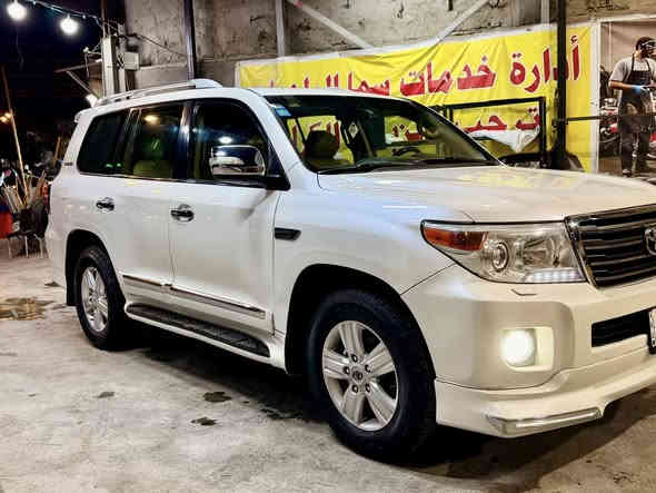 السلام عليكم 
بيع فقط بدون مراوس
لاندكروز ستينية موديل( 2011 ) محرك : 6V 
رقم بغداد بااسمي هزه وسنويه جديده
سيارة جديدة كلش معنى الكلمة كل نقص مابيها
 محرك وكير الشركه بلادي
بيها قطعه جاملغ صبغ وباب اكلير توحيد لون 
كل شي مذكور بالمنشور فيديو + سونار موجود بالصور
السعر : 295$ بيها مجال للطيبين

 
مكانها بغداد البلديات 
***********
