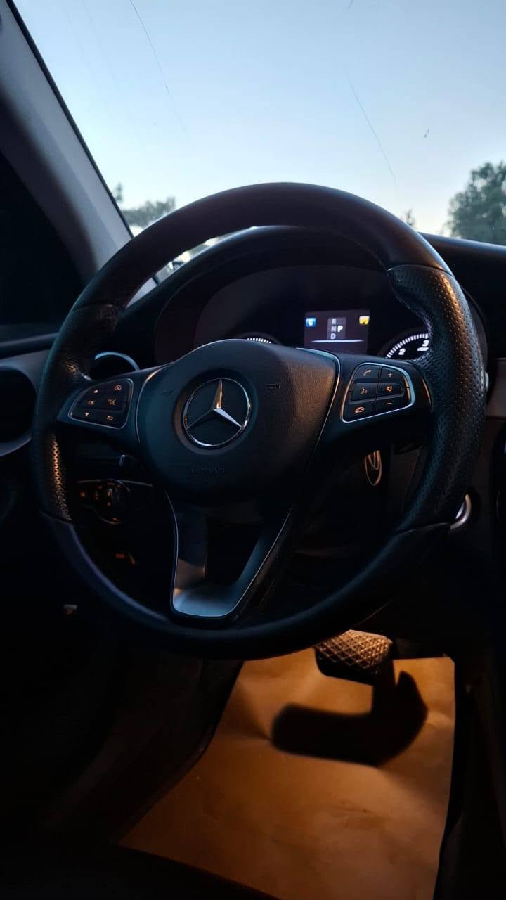 حبة مميزة ونادرة بسوريا مستوردة من كوريا مباشر لحلب للباحثين عن التميز والرفاهية
Mercedes Glc 2016 220d
المواصفات الفنية:
1. المحرك وناقل الحركة:
• محرك 4 سلندر ديزل- سعة 
• 
بتعمل بتنكه 400 من الشركه
• 
• نظام دفع 4MATIC
2. الأداء والراحة:
• أداء قوي واستهلاك اقتصادي 
• ⁠فتحة سقف بانوراما 
• ⁠تبريد اكواب بالاضافة لتبريد القنصل 
• نظام تعليق مريح مع ثبات عالي
وضعيات قياده @متعددة •
3. التجهيزات الداخلية والتقنية:
• شاشة وسطية كبيرة مع نظام MBUX الذكي
Bluetooth + Apple Carplay / Android Auto + نظام ملاحة•
• نظام صوتي عالي الجودة
• مقاعد جلد كهربائية + ذواكر + تدفئة + تسخين مقود 
• إضاءة داخلية محيطية متعددة الألوان
• دخول ذكي + تشغيل بصمة
• كاميرات محيطية 360° + حساسات أمامية وخلفية
4. التصميم والسلامة:
• انوار LED آمامية وخلفية
• أنظمة أمان متقدمة: ABS - ESP - نظام النقطة العمياء - تحذير
مغادرة المسار - مساعد الفرملة الطارئة
ممشى 170 كم ✅
0991336824@


**إذا كنت صاحب هذا الإعلان وتريد حذفه لأي سبب، رجاءا أرسل رسالة إلى الدعم الفني**