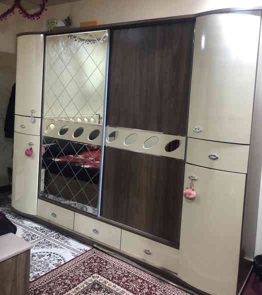 غرفة نوم ماليزية مكونة من خمس قطع 
نظيفة جداً، استعمال بسيط، بدون أي تلف أو كسر.
السعر  ١,٣٠٠,٠٠٠ دينار  للجادين فقط التواصل عبر الخاص 
الموقع: البصرة / إبي الخصيب/ مهيجران
