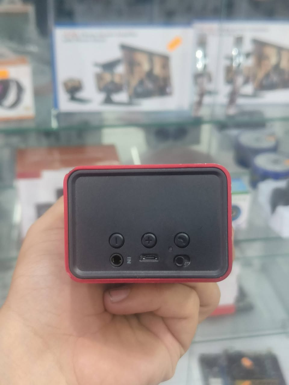 قوة الصوت وتصميم الأناقة.. مكبر الصوت الأمريكي Braven 600 بين يديك! 🔊✨
​هل تبحث عن جهاز يجمع بين الفخامة في التصميم والتميز في الأداء الصوتي؟ يسعدنا أن نوفر لكم مكبر الصوت الأمريكي الشهير Braven 600 (حالة مستعمل بحالة ممتازة)، الخيار الأمثل لعشاق الصوت النقي والمحمول.
​لماذا Braven 600؟ إليكم أبرز ما يجعله استثنائياً:  
​هيكل من الألمنيوم المتين: مصنوع من الألمنيوم المستخدم في صناعة الطائرات، مما يمنحه قوة وصلابة وتصميماً عصرياً لا يضاهى.  
​تجربة صوتية غنية: مزود بمكبرات صوت HD مزدوجة مع مضخمات صوت سلبية (Passive Subwoofers) توفر لك صوتاً محيطياً قوياً ونقياً في أي مكان.  
​أكثر من مجرد مكبر صوت (Powerbank): يتميز ببطارية مدمجة سعة 1400mAh تمنحك حتى 12 ساعة من الاستماع المتواصل، ويمكنك استخدامه لشحن هاتفك في حالات الطوارئ!  
​حرية الحركة: يعمل بتقنية البلوتوث ليوفر لك حرية التنقل، مع إمكانية التوصيل عبر كابل AUX للأجهزة غير الداعمة للبلوتوث.  
​ميكروفون مدمج: يتيح لك إجراء مكالماتك بوضوح بفضل ميزة الميكروفون المدمج المخصص للمكالمات الجماعية (Speakerphone).  
​تفاصيل إضافية:  
​ميزة "Daisy-chain" لربط أكثر من مكبر صوت للحصول على قوة صوت أكبر.  
​تصميم مدمج وخفيف الوزن يجعله رفيقك المثالي في الرحلات، المكتب، أو المنزل.


**إذا كنت صاحب هذا الإعلان وتريد حذفه لأي سبب، رجاءا أرسل رسالة إلى الدعم الفني**