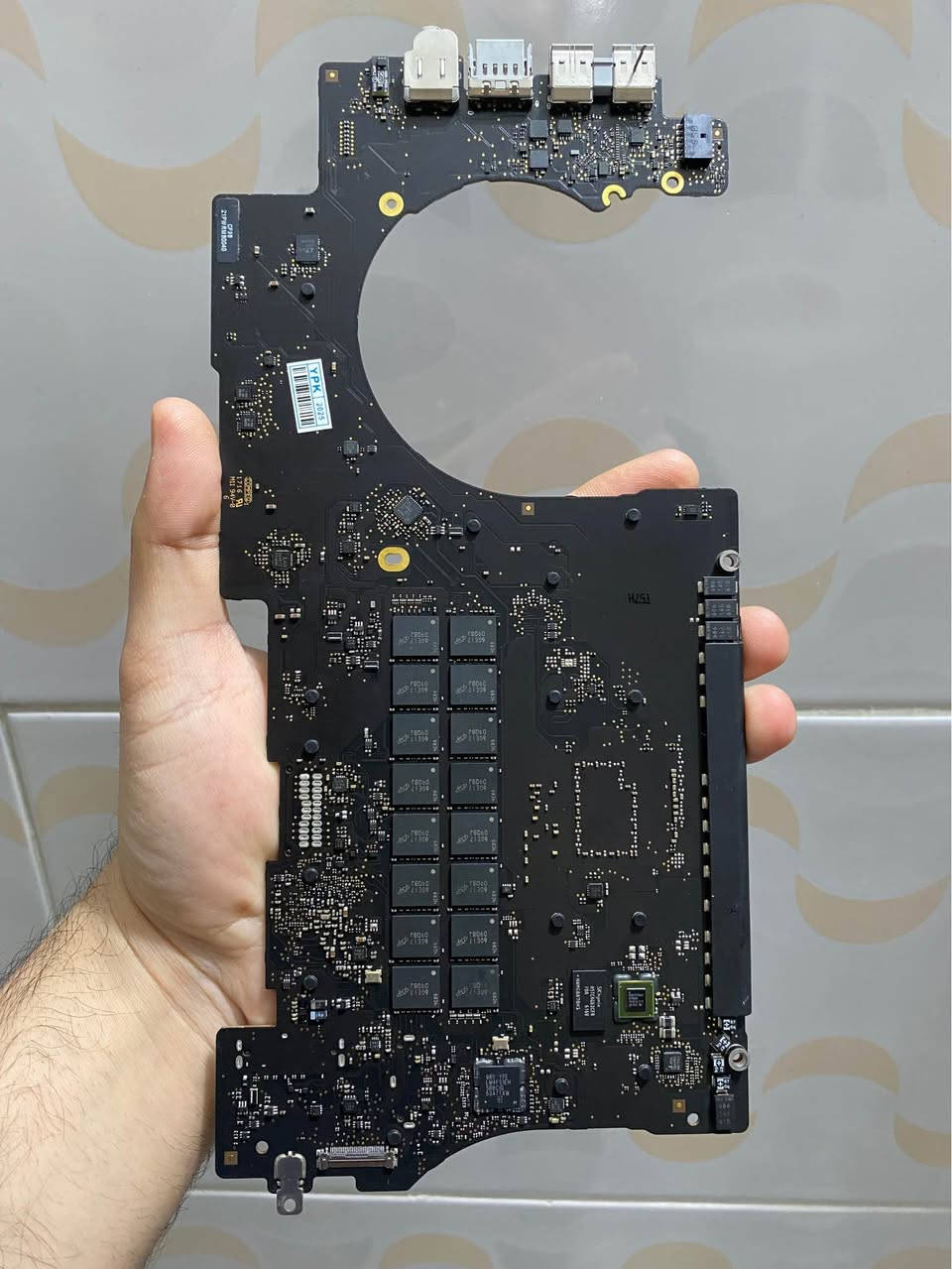 بۆردی لاپتۆپی ماکبووک پڕۆ (Retina, 15-inch, Mid 2014/2015) بۆ فرۆشتن. بۆردەکە زۆر خاوێنە و هەموو بەشەکانی بە گەرەنتی کار دەکەن.
تایبەتمەندییەکان:
• پرۆسێسەر: Intel Core i7 (Haswell) خێرایی 2.2GHz.
• ڕام (RAM): 16GB (ئەمە گەورەترین ڕامە کە لەسەر ئەم مۆدێلانە هەیە). بشدار, السليمانية


**إذا كنت صاحب هذا الإعلان وتريد حذفه لأي سبب، رجاءا أرسل رسالة إلى الدعم الفني**