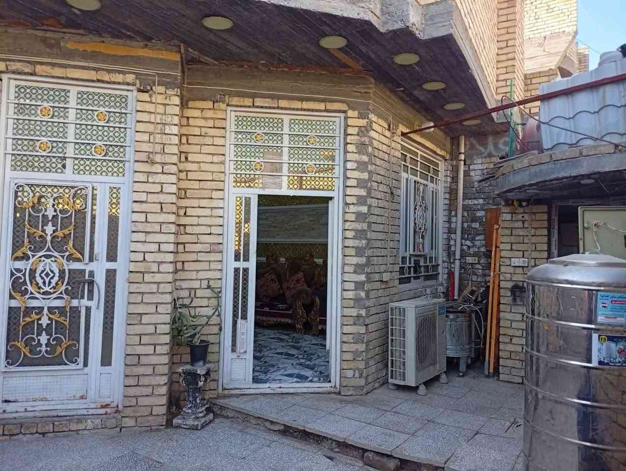 عقار للبيع مساحه ٢٠٠ متر واجهه ١٠ ونزال ٢٠ملحقاته ثلاثة مداخل
طابق الاول استقبال وصاله مطبخ بارد وحار ومنور وصحيات عدد٢ وغرفتين نوم وكراج كبير
 طابق الثاني غرفتين نوم وصالة حمام مشترك كبير وبيتونه كبيره وسطحين
بيت نضيف بناء درجه اولى بناء العقار ٢٠٢٢
خدمات كامله ماء وكهرباء مجاري منطقه هدوة على هيئه تبليط 
موقع العقار البلديات الظباط الثانيه الزراعي مجاور مجمع فدك شارع عشرين
لاستفسار الاتصال على الرقم ***********
