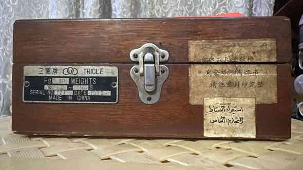 سلام عليكم البيع قطعة أنتيكة أستراد خاص عيرات قديمة جدا داخل صندوق الخشب صاج أصلي قطعة تخبل عدد عيارات موجودة في صندوق 12قطعة من نص كليو الئ غرام الواحد هاي عيرات تستخدم غراض طبية او لوازم طبية او شي من هذا القبيل تاريخ الصنع 1980 مختوم ٤ ختوم غير قابل الكسر قطع تخبل سعر خاص أو تصال ***********
