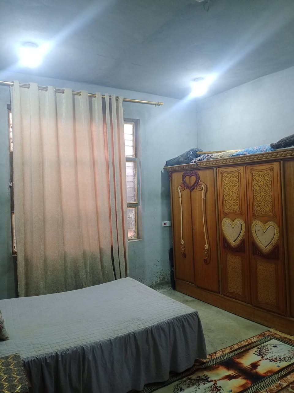 السلام عليكم ورحمه الله وبركاته
دار البيع خلف بيت جوده 
المساحه ٢٧٠ متر 
يحتوي ع خرف نوم عدد 2 +صاله + مطبخ +استقبال 
سقف كونكريت بناء بلوك حديث كامل مكمل نقصه سيراميك وصبغ وابواب خشب فقط 
الاستفسار اتصال ع رقم ***********
