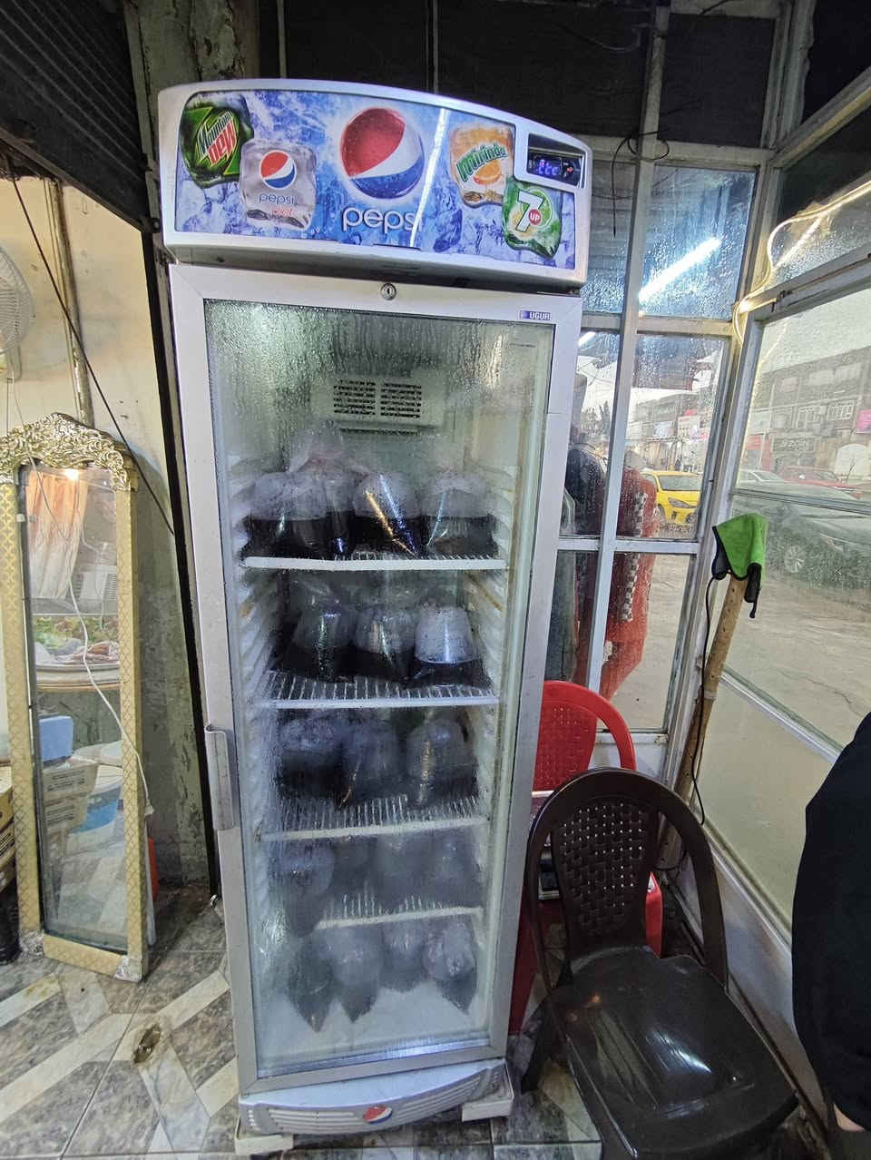 السلام عليكم
عارضات بطح عدد٢  + عارضات عامودي عدد٢ +مكينه شربت هوسك الاصلي +كونفيرا  ابيع شلع  لشراي يتصل ***********
