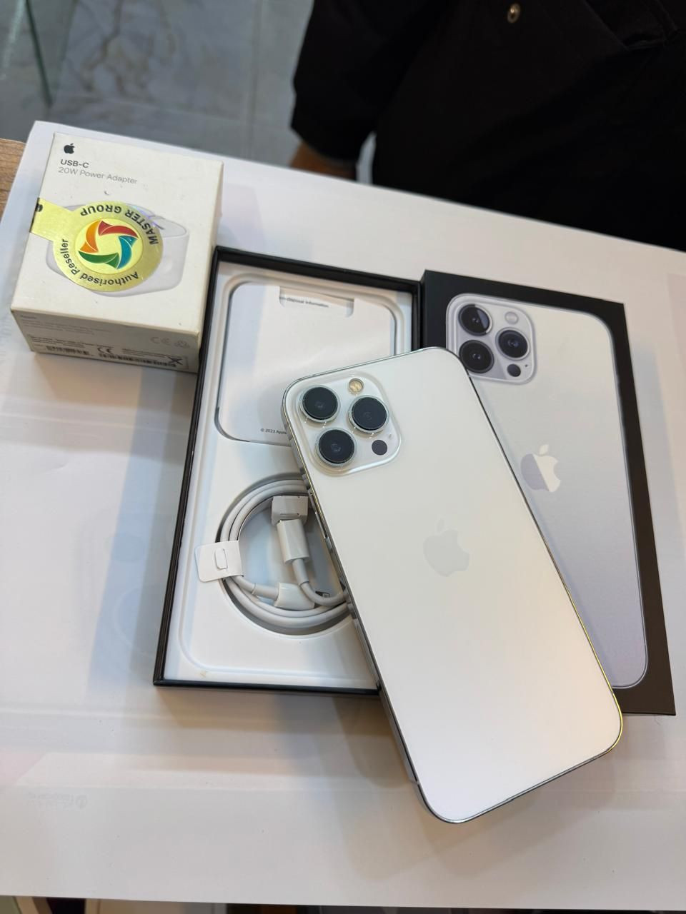 ايفون 13 برو ماكس 256 ذاكرة 
بطارية 95‎%‎
نضافة 100‎%‎
كامل ملحقات الاصلية شركة ماستر اصلي وبيه ضمان
الجهاز شرق اوسط 
 شرط الفحص 
استخدام قليل
السعر مناسب
***********
العنوان القطاع شارع السوك مجاور عوينات الكرار 
مركز الشمس
