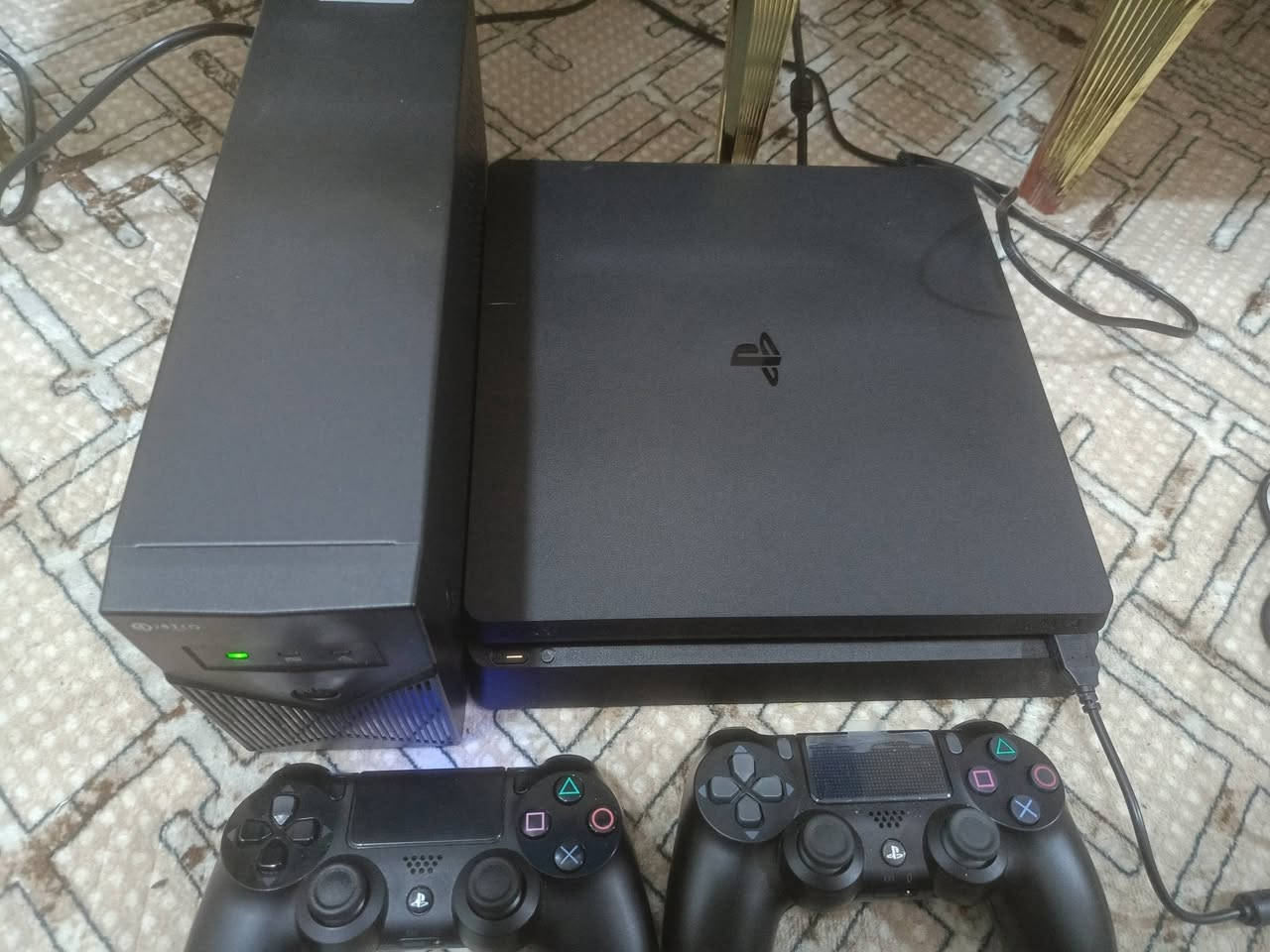 السلام عليكم
بلي 4 للبيع 
جهاز بالة مستخدم شهر كلش نظيف 
الجهاز ما مفتوح ولا مصلح 
وياه UBS وجوستيكات 3 وحدة اصلية واثنين تجارية 
وحدة من التجارية واكف بيها الاكس 
ذاكرة 500 
اصدار 12 مهكر 
رايده ب 300 وبي مجال 
مكاني بغداد البلديات 
***********
