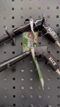 مسدس تورنادو هواء احترافي لتنظيف داخل السيارة بضغط قوي ودوران فعّال. 🔹...