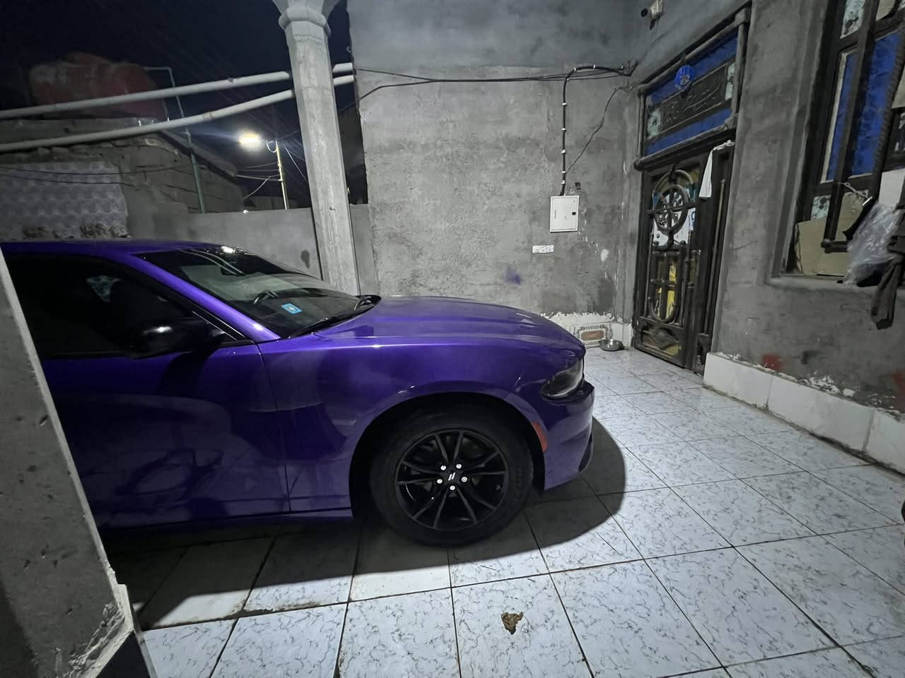 جارجر موديل 23 اصل فول مواصفات دشبول خياط بطاين خياط كشن فول حظن تدفئة وتبريد ستيرن تدفئه شاشه كبيره رادار خلفي وجانبي + اضائة ترحيب  مرايات متحركه مع البك لايت زينون بلاد رقم بصره بأسمي ماشيه 25 الف ميل وقابله للزيادة طخم تاير قبل 10 ايام شديتهم غيرت الويل وشديت طخم تاير جديد السعر 275 الاتصال ***********
